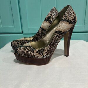EUC Womens GUESS high heel, stiletto snakeskin print size 6.5